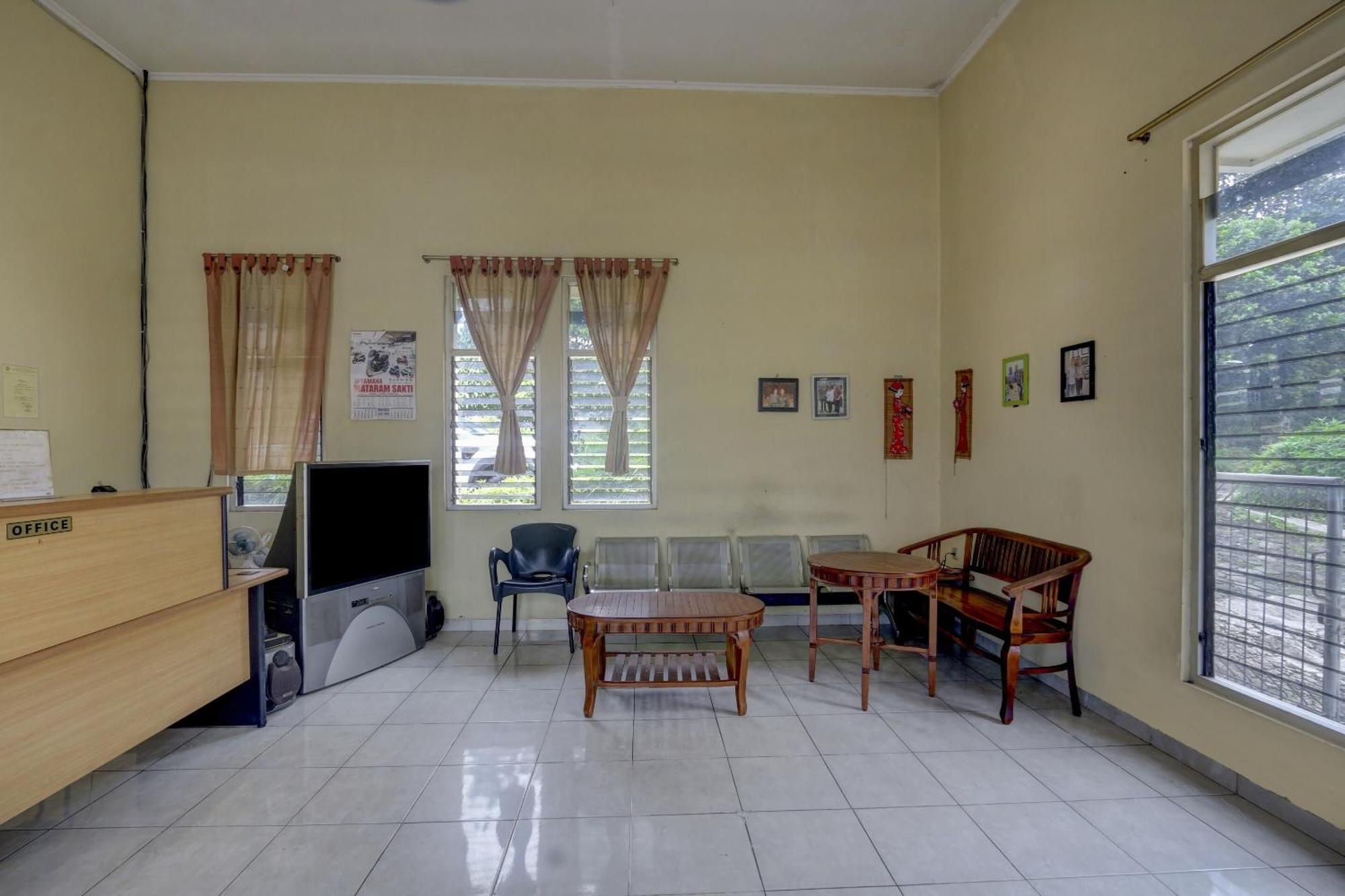 Oyo Life 90159 Puri Asoka Guest House Семаранг Екстериор снимка