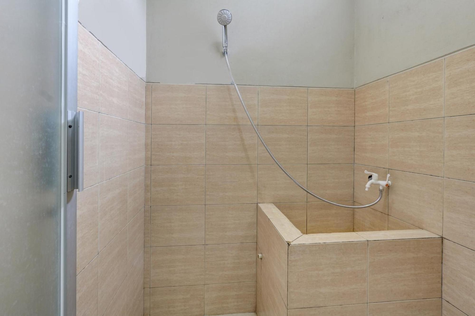 Oyo Life 90159 Puri Asoka Guest House Семаранг Екстериор снимка