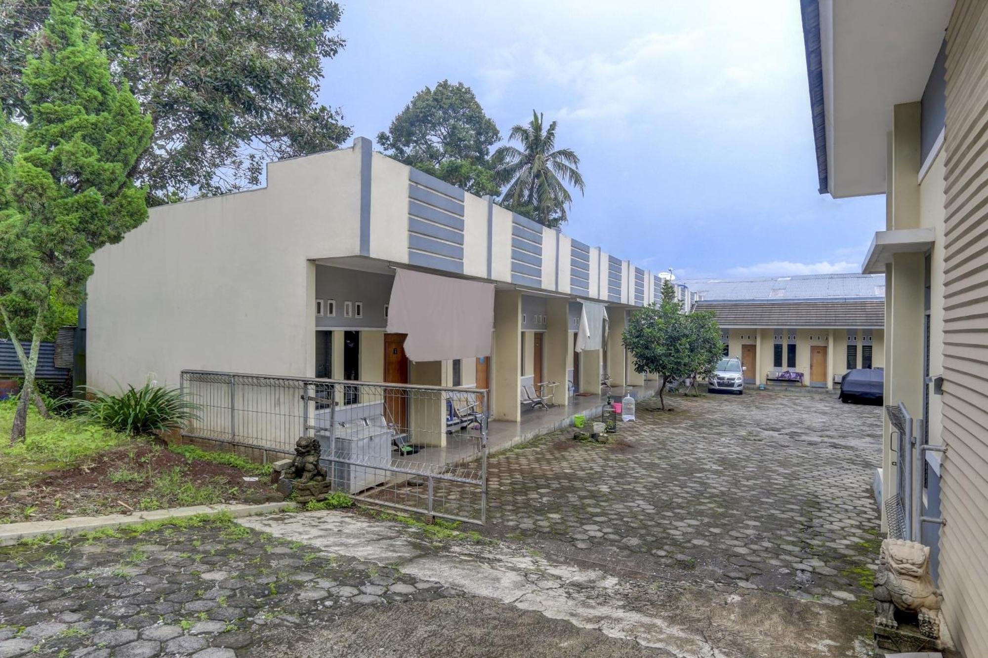 Oyo Life 90159 Puri Asoka Guest House Семаранг Екстериор снимка