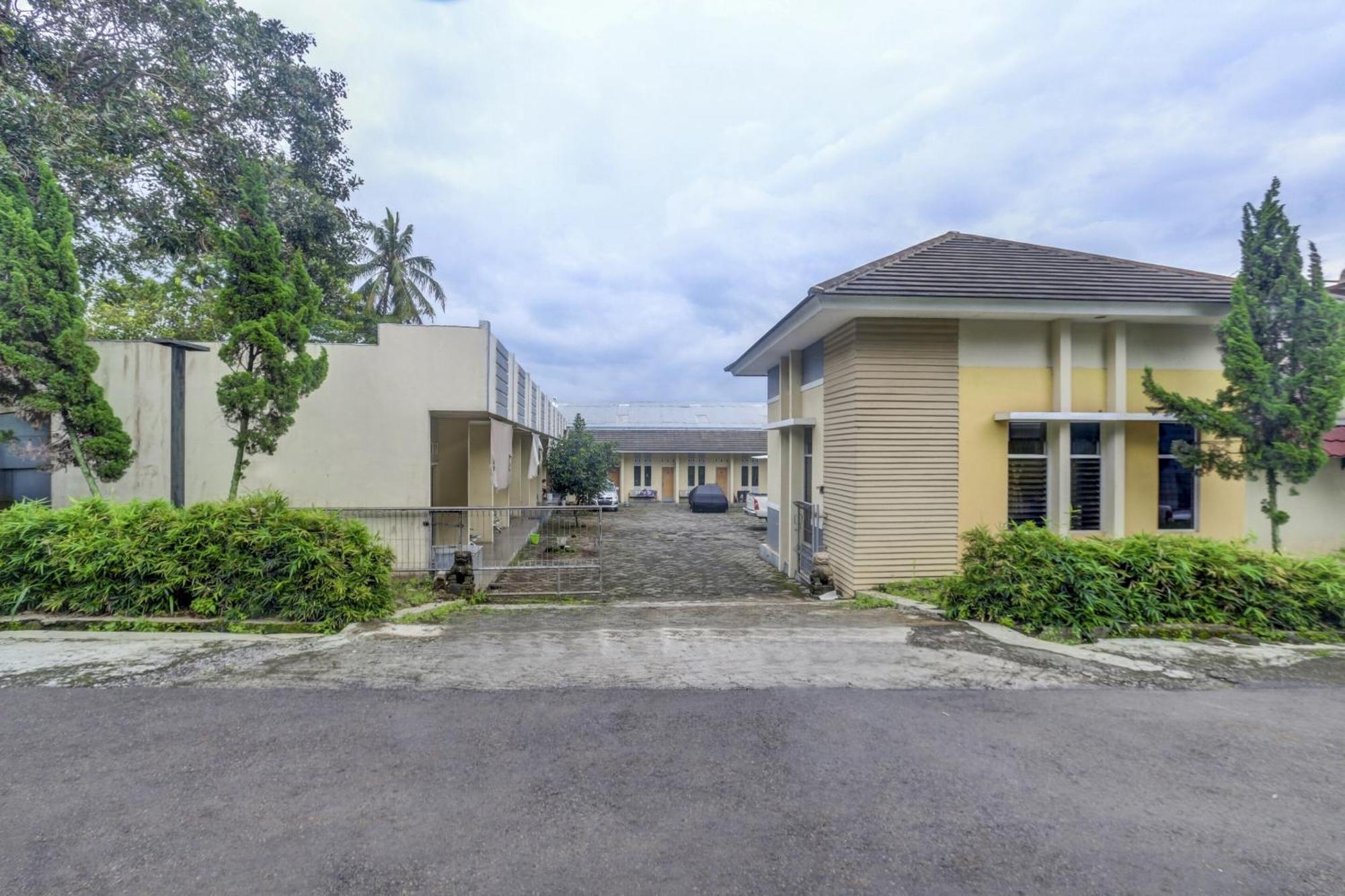 Oyo Life 90159 Puri Asoka Guest House Семаранг Екстериор снимка
