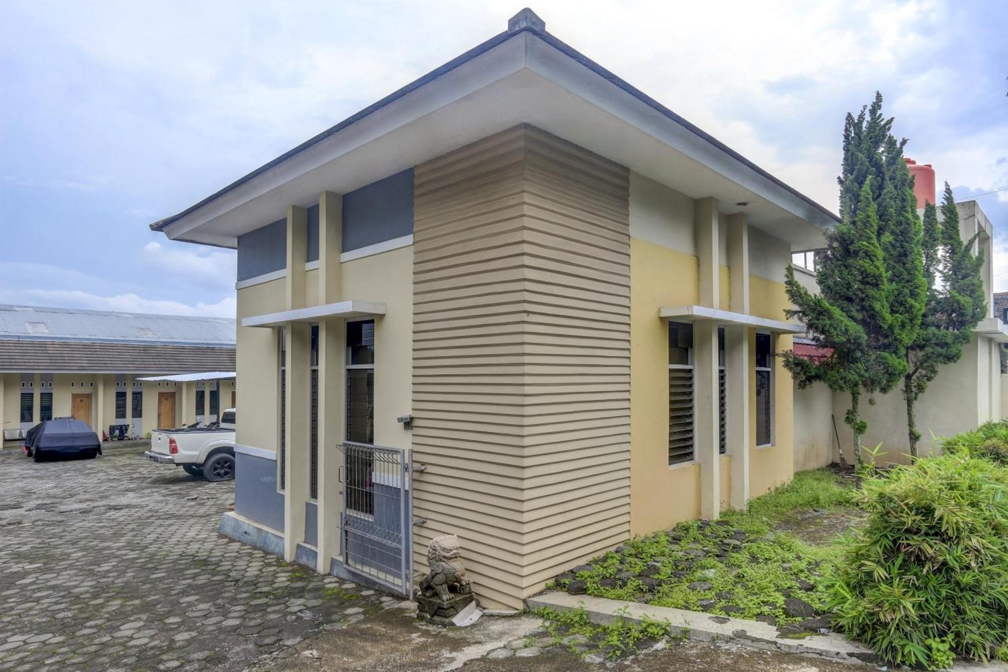 Oyo Life 90159 Puri Asoka Guest House Семаранг Екстериор снимка